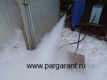 струя горячего пара мобильного парогенератора